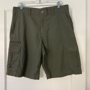 Men's size 34 Eddie Bauer cargo short in Loden